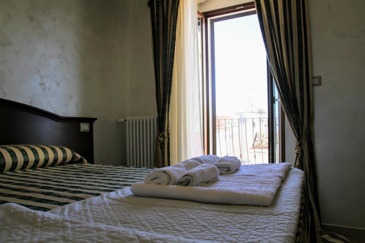 Rooms Dimora Arco - Affitti Brevi Italia Monte SantʼAngelo Exteriör bild